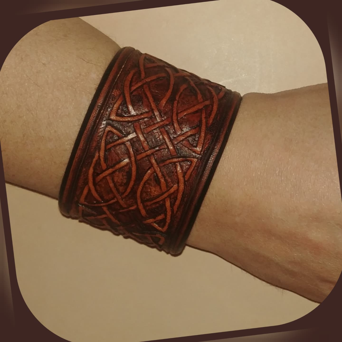 Armband mit keltischem Flechtwerk, von Hand punziert und gefärbt
