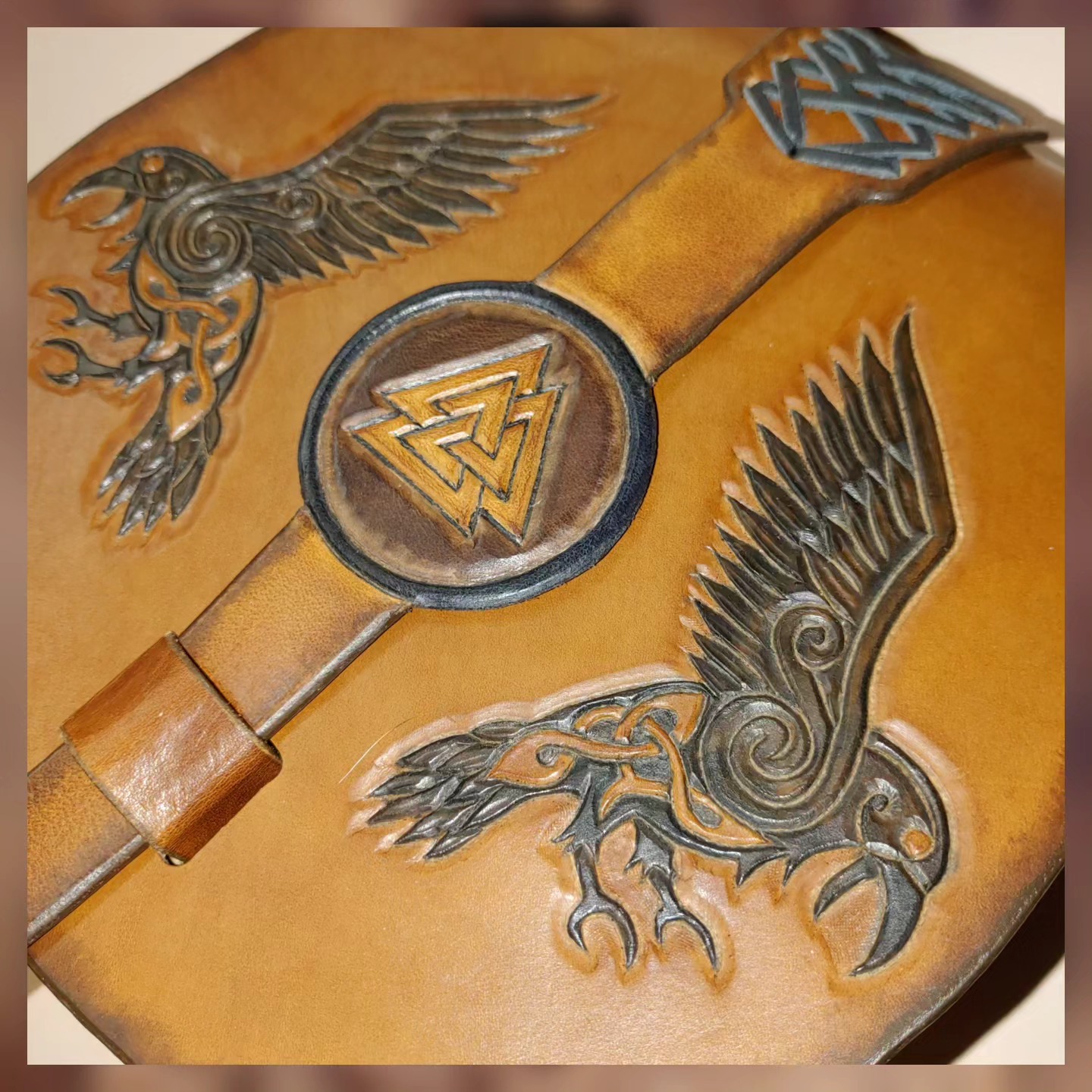 Gürteltasche mit punzierten Raben und Valknut-Medaillon