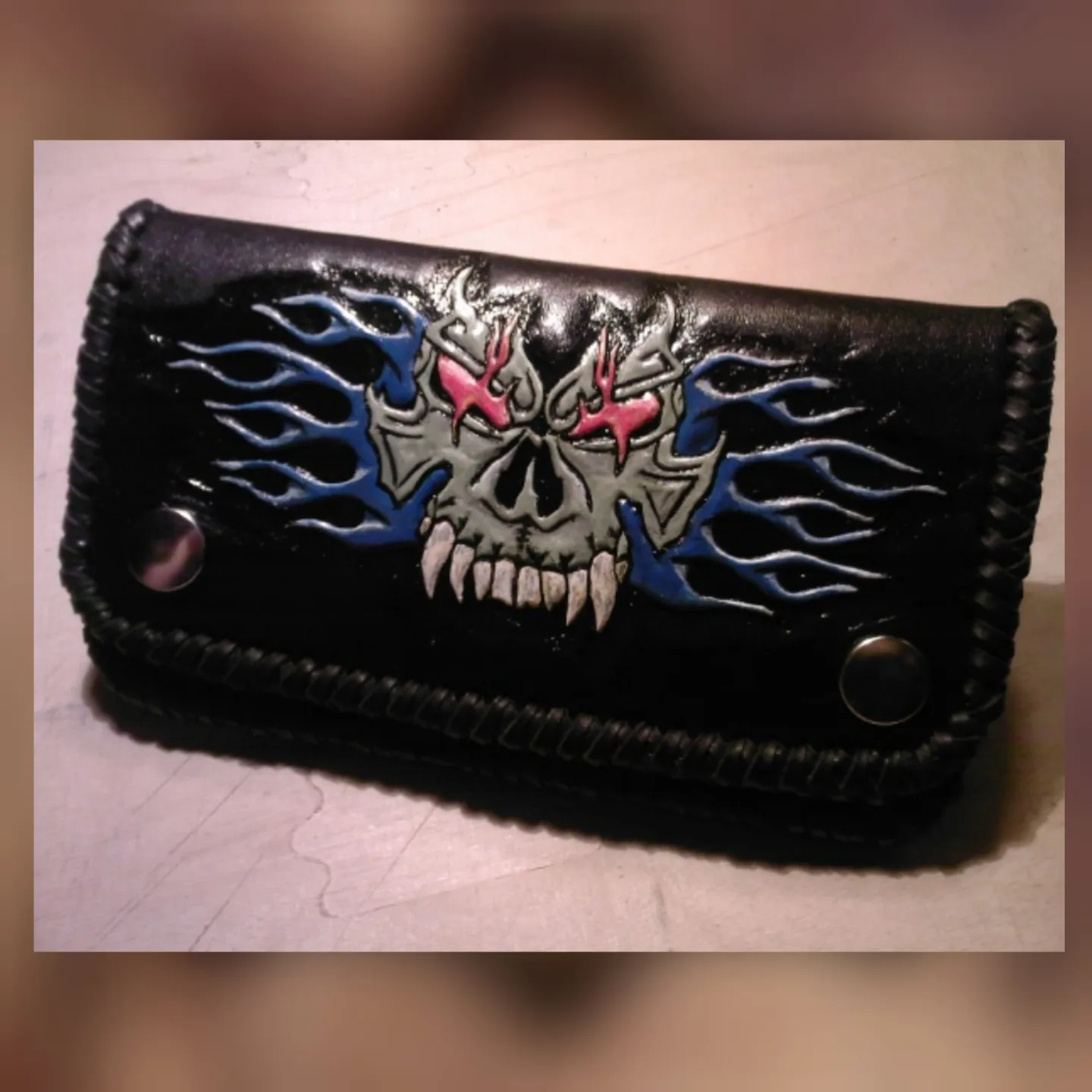 Trucker-Wallet mit punziertem Skull und blauen Flammen