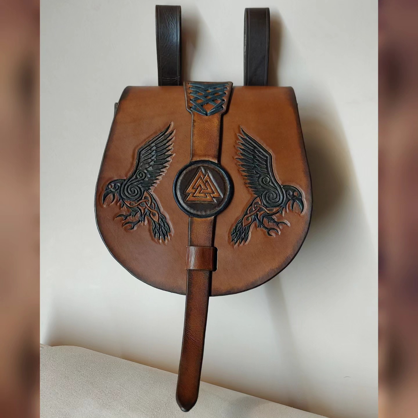 Gürteltasche aus Leder mit von Hand punzierten Raben und Valknut