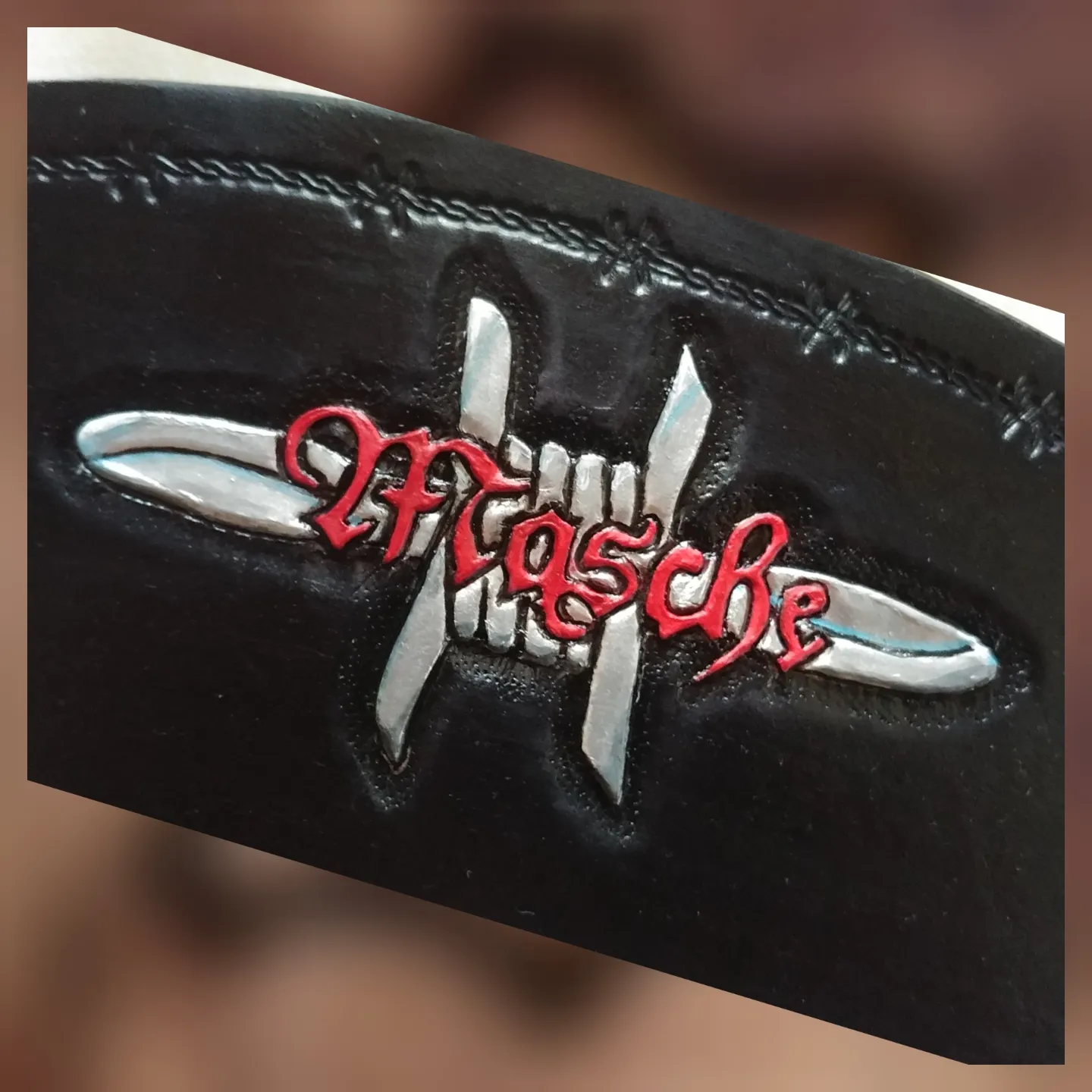 Instagram: Schriftzug mit Stacheldraht-Motiv, rot und silber bemalt