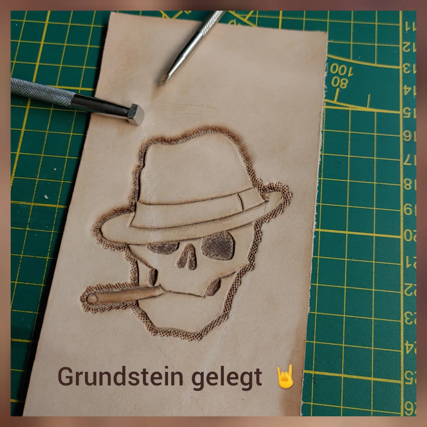 Instagram: Punzierung in Arbeit auf der Schneidematte