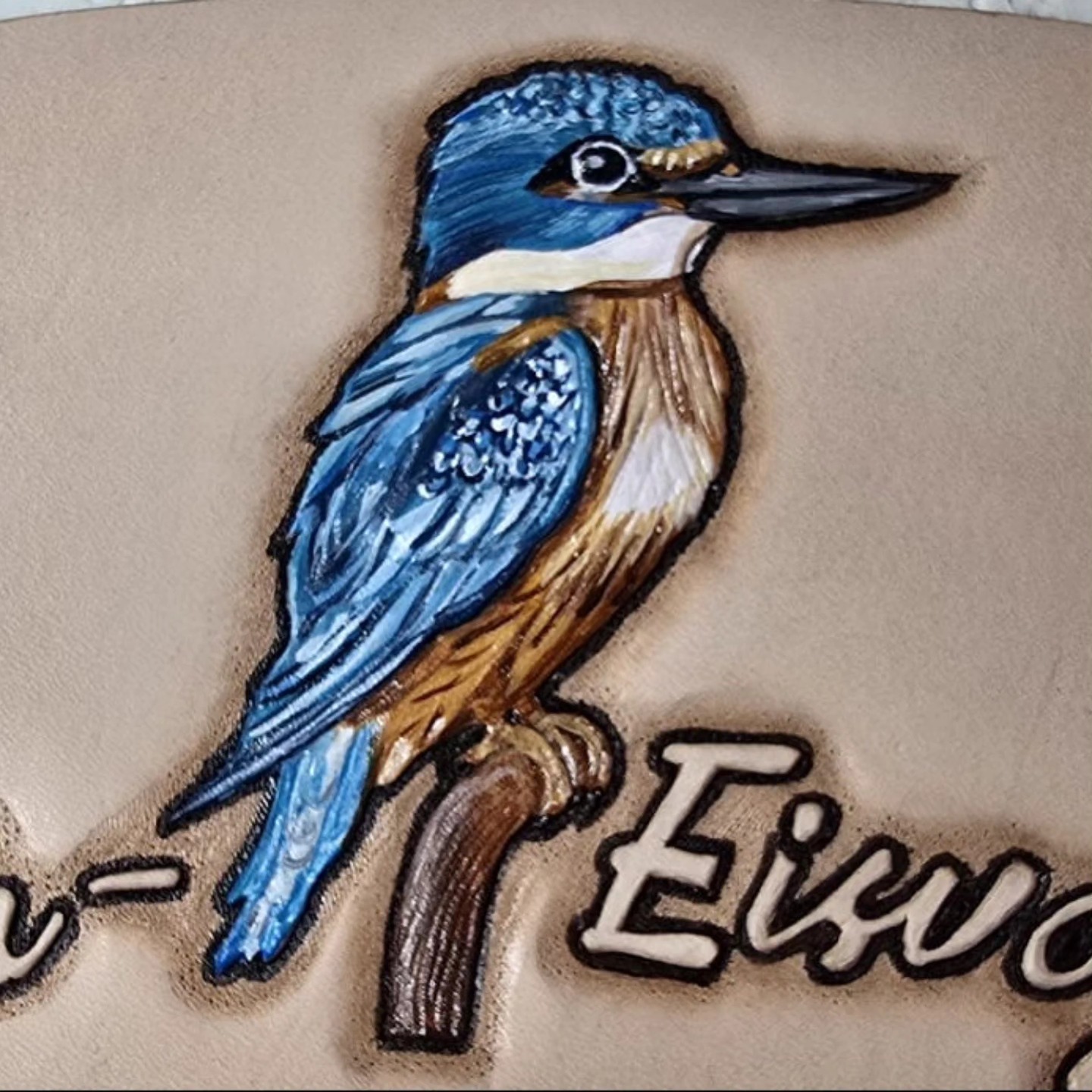 Wunschmotiv: von Hand punzierter und bemalter Eisvogel im Leder